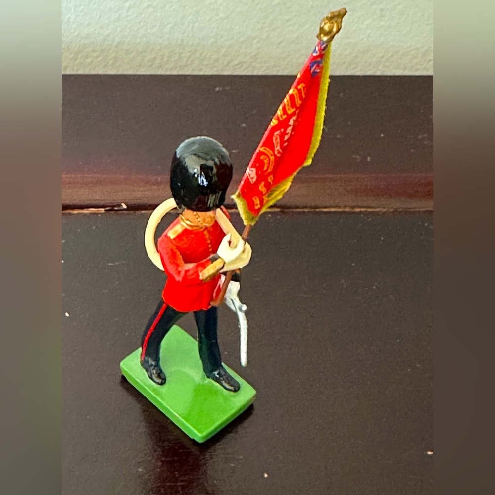 43050 - Scots Guard Colour Bearer, Queen's Colour